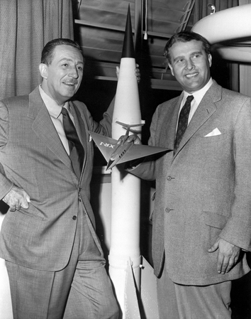 Walt Disney, vlevo, a Wernher von Braun, vpravo. Doktorko. Werhner von Braun, tehdejší náčelník divize řízeného raketového vývoje v armádní balistické raketové agentuře (ABMA) v Redstone Arsenalu v Alabamě, navštívil Walt Disney v roce 1954. V roce 1950 von Braun pracoval s Disney Studio jako technický režisér, natočil tři filmy o průzkumu vesmíru pro televizi. Model rakety V-2 je v pozadí.